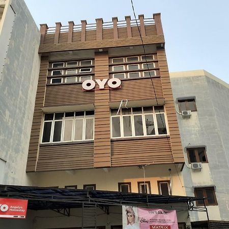 Oyo 1053 Angelyn Home Stay Медан Экстерьер фото