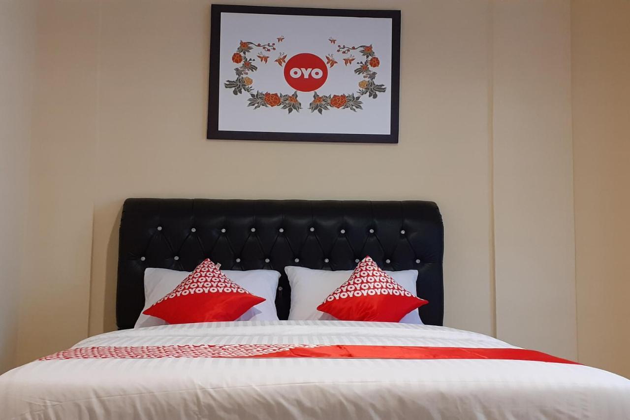 Oyo 1053 Angelyn Home Stay Медан Экстерьер фото