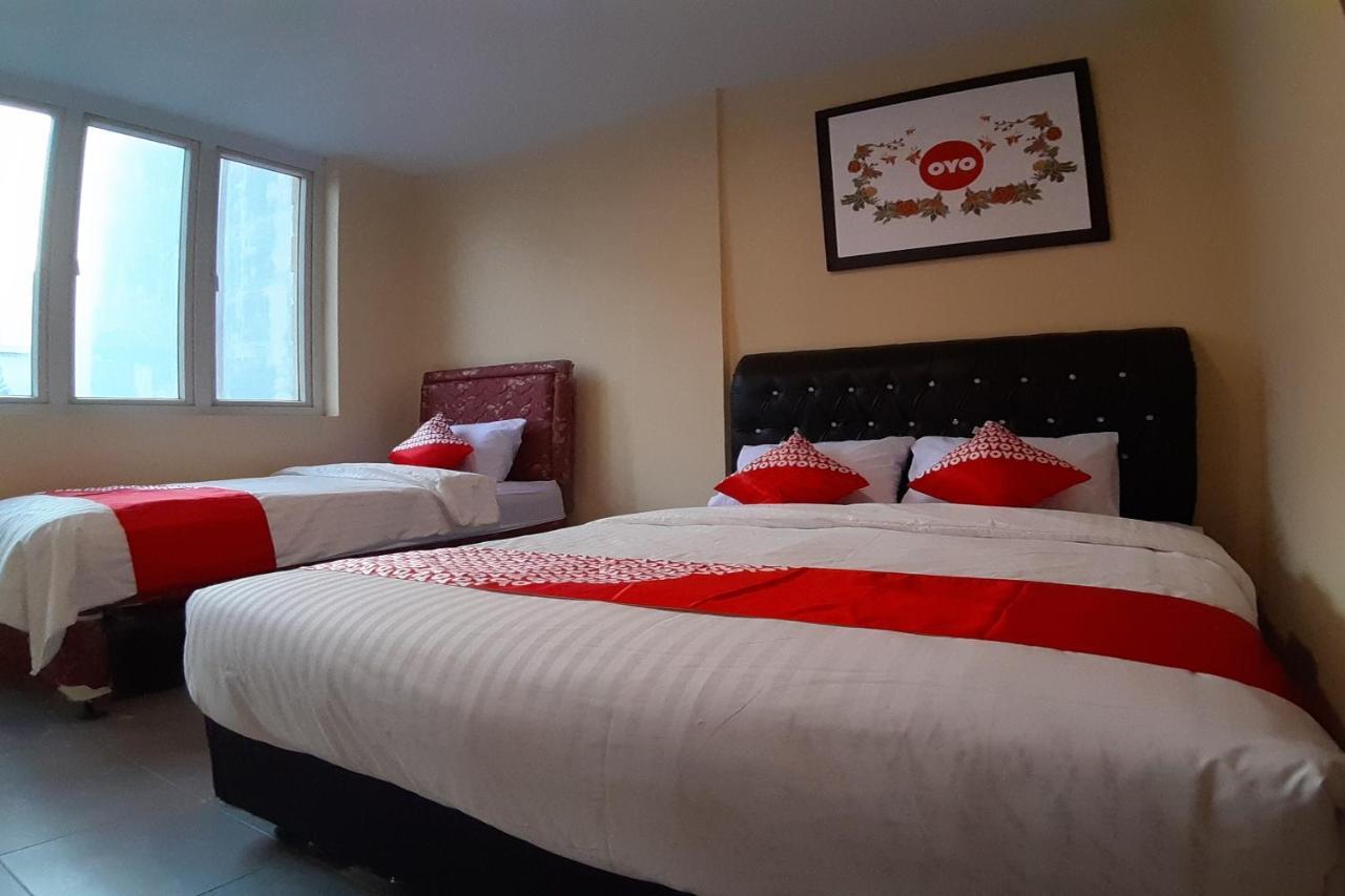 Oyo 1053 Angelyn Home Stay Медан Экстерьер фото