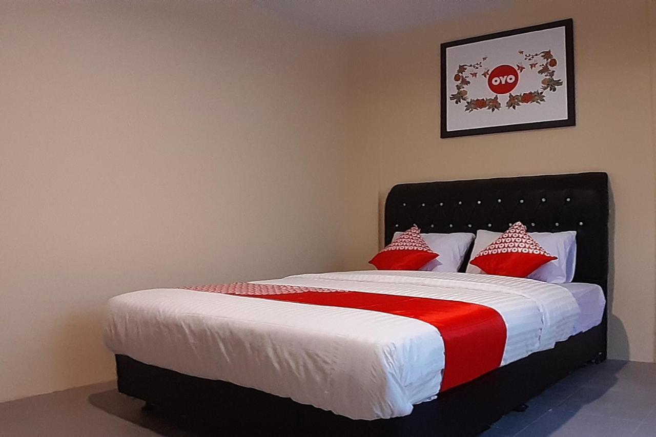 Oyo 1053 Angelyn Home Stay Медан Экстерьер фото