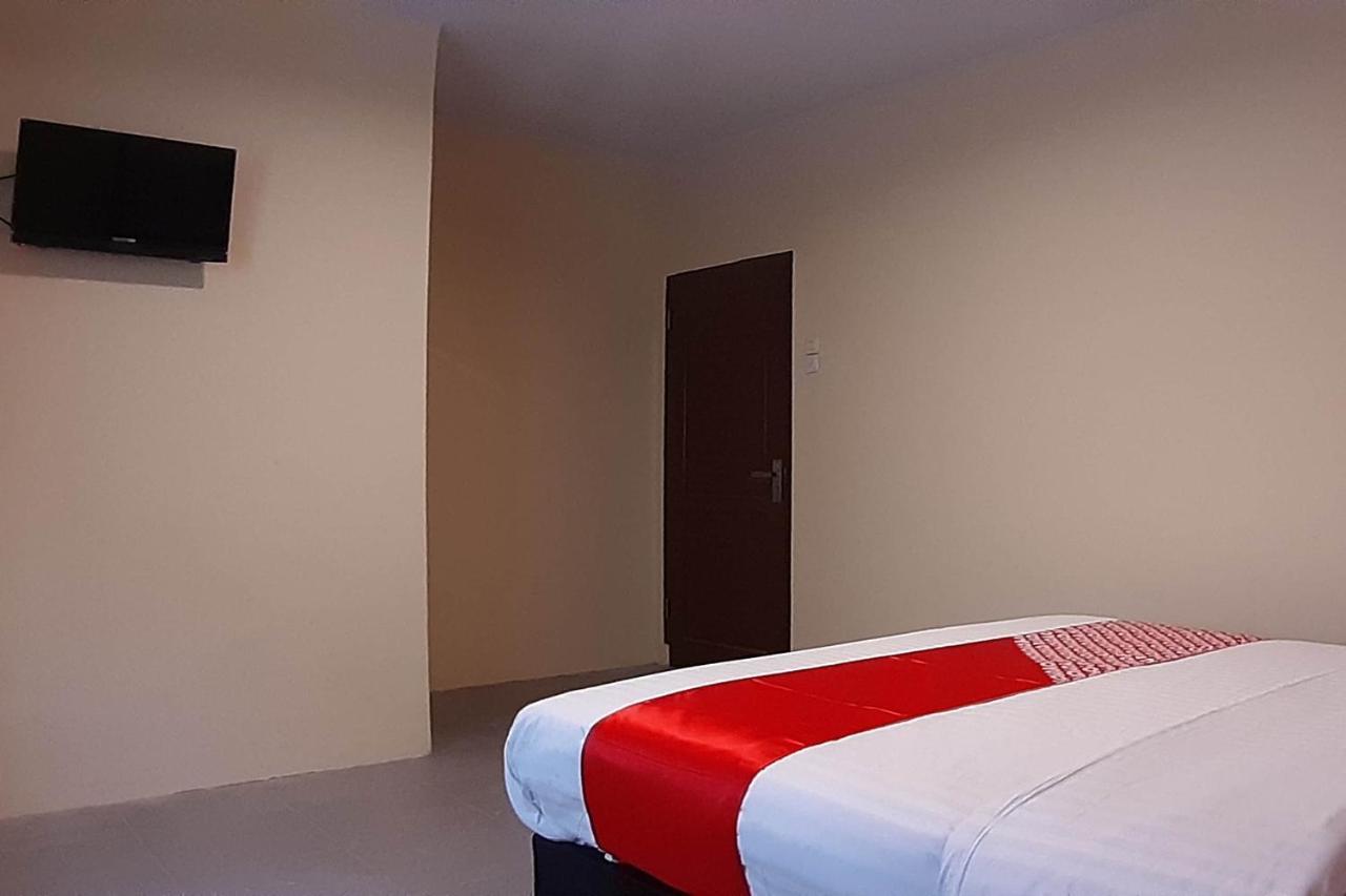 Oyo 1053 Angelyn Home Stay Медан Экстерьер фото