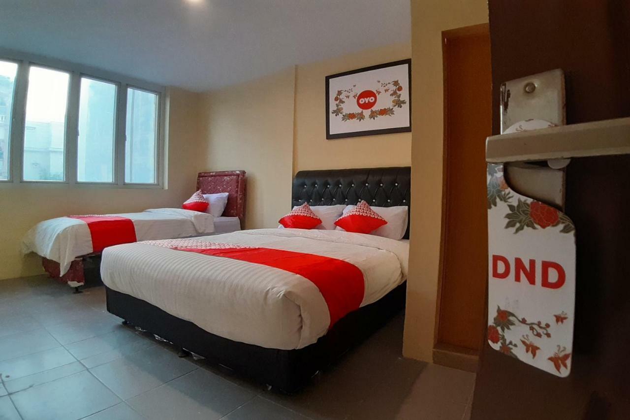 Oyo 1053 Angelyn Home Stay Медан Экстерьер фото