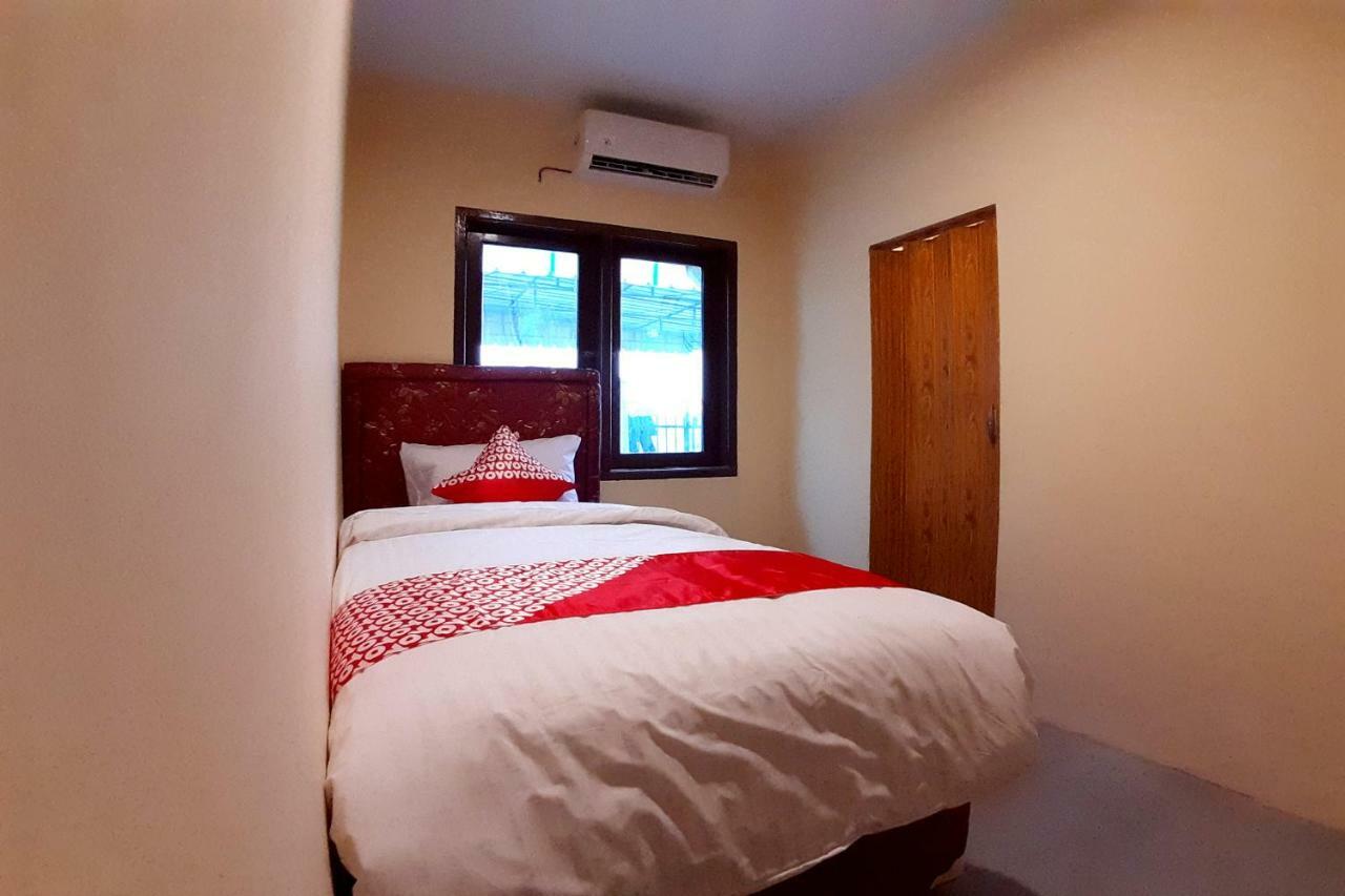 Oyo 1053 Angelyn Home Stay Медан Экстерьер фото
