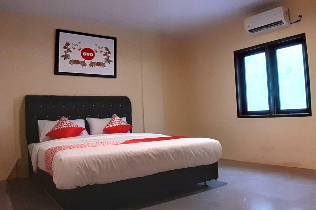 Oyo 1053 Angelyn Home Stay Медан Экстерьер фото
