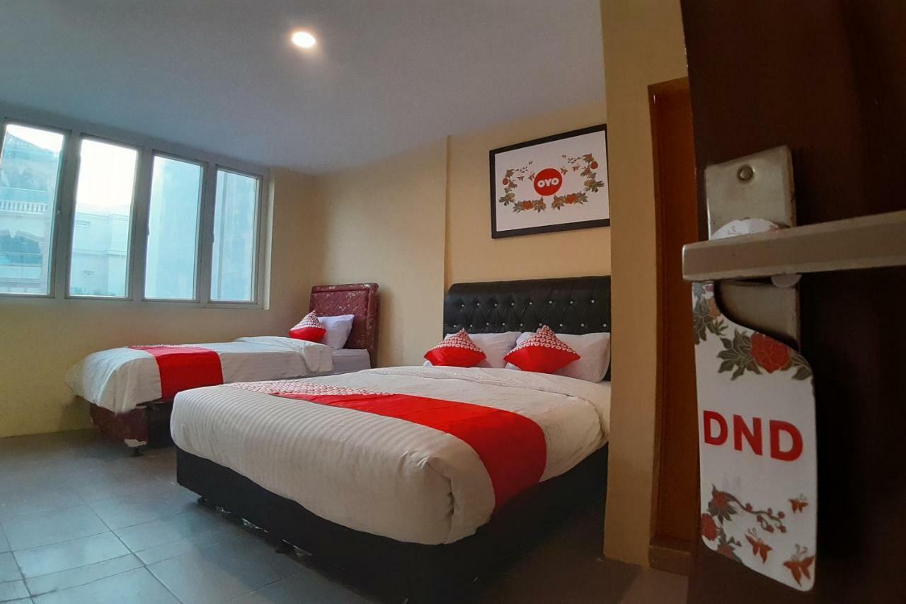 Oyo 1053 Angelyn Home Stay Медан Экстерьер фото
